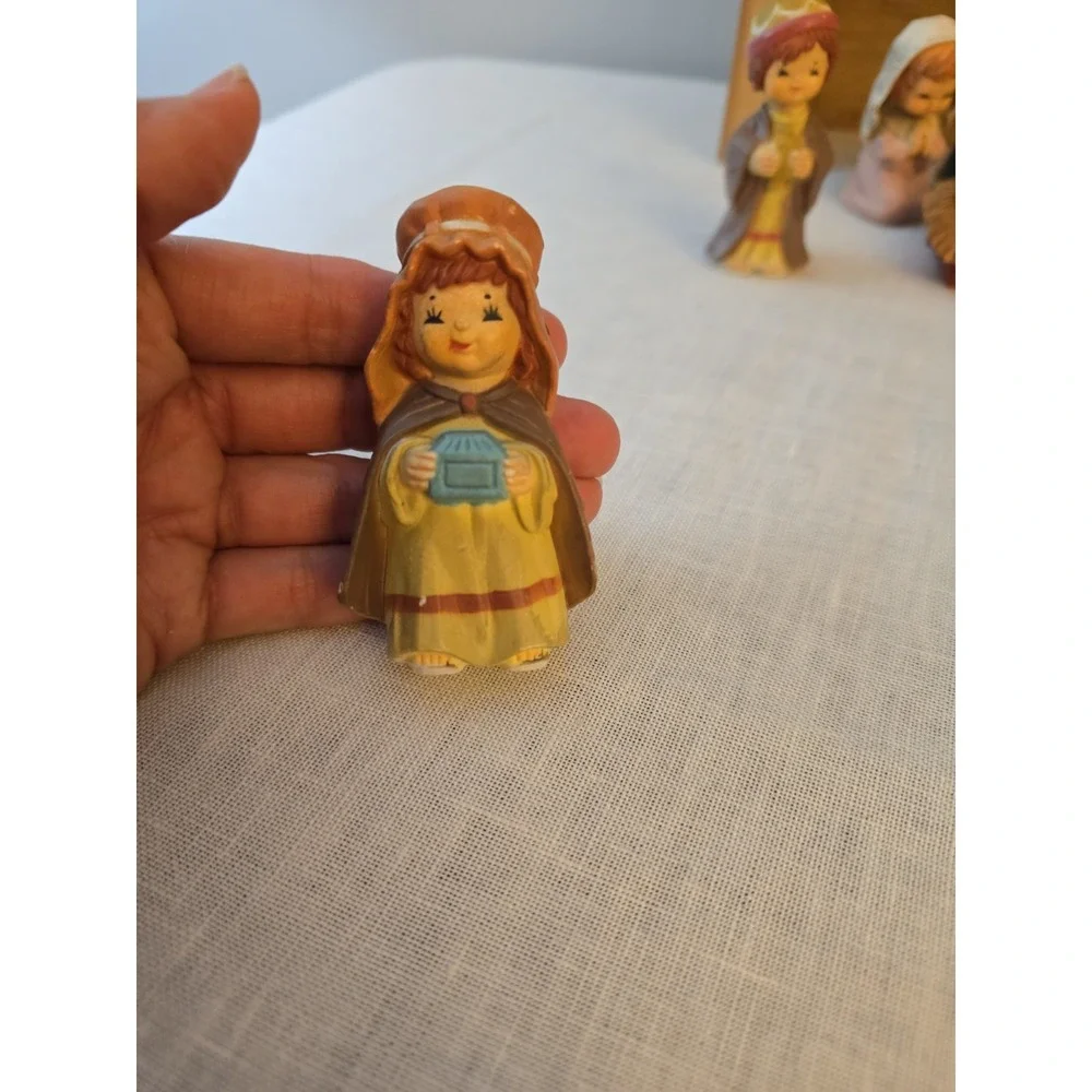 Vintage Nativity Set with Stable And 13 Figurines